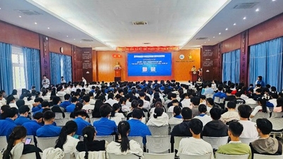 Les étudiants de Khanh Hoa ont explosé d'enthousiasme avec la série d'ateliers « Créer un portfolio numérique - Une arme compétitive pour les étudiants à l'ère de l'IA »