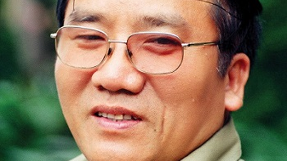 O primeiro repórter escreveu sobre o "prodígio" da poesia Tran Dang Khoa