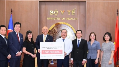Prudential Vietnam își unește forțele pentru a depăși consecințele inundațiilor, transmițând dragoste oamenilor din zonele afectate