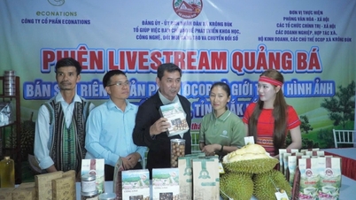 El presidente de la comuna de Krong Buk transmite en vivo para vender productos de durian y OCOP