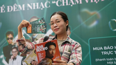 युवा लोग संगीत संध्या 'टच वियतनाम' के लिए टिकट प्राप्त करने हेतु कतार में खड़े थे।