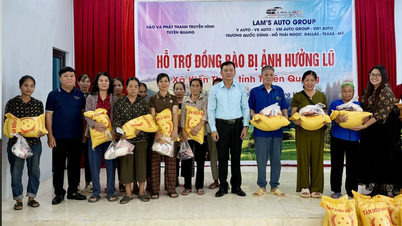 Giving 300 gifts to people of Kien Thiet commune