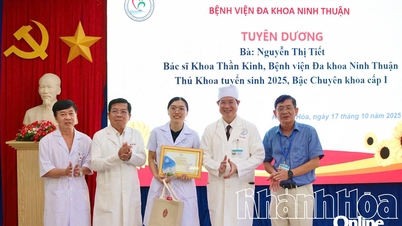 Rumah Sakit Umum Ninh Thuan memberikan penghormatan kepada lulusan terbaik tahun penerimaan 2025