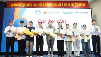 Trao học bổng “Nghị lực mùa thi” cho các tân sinh viên khó khăn