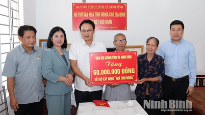 Ban Nội chính Tỉnh ủy trao tiền hỗ trợ xây nhà tình nghĩa tại xã Quang Hưng