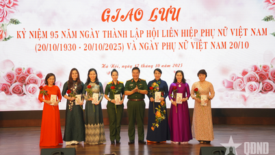 Women of the General Department of Politics exchange to celebrate Vietnamese Women's Traditional Day