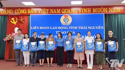 Lãnh đạo Liên đoàn Lao động tỉnh tặng quà người lao động tại CDC Thái Nguyên