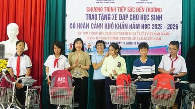 Donasikan sepeda dan perlengkapan sekolah kepada siswa penyandang disabilitas