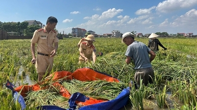 La police de la ville de Hanoi a mobilisé ses agents pour continuer à aider les personnes après les inondations