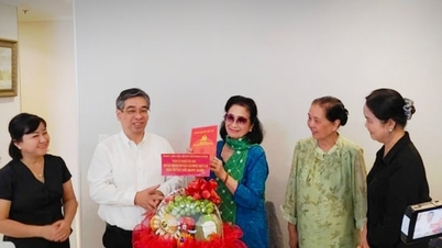 ថ្នាក់ដឹកនាំទីក្រុងហូជីមិញ ទស្សនា និងគោរពវិញ្ញាណក្ខន្ធសិល្បករឆ្នើម