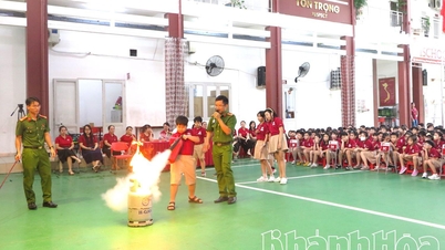iSchool Nha Trang: 500 سے زائد طلباء آگ سے بچاؤ اور لڑائی سے متعلق غیر نصابی سرگرمیوں میں حصہ لیتے ہیں