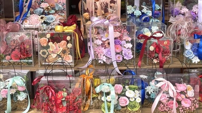 ตลาดดอกไม้และของขวัญคึกคักก่อนวันหยุด 20 ตุลาคม