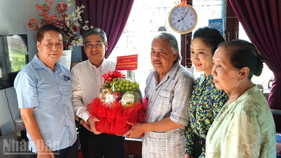 Đoàn lãnh đạo Thành phố Hồ Chí Minh thăm văn nghệ sĩ tiêu biểu