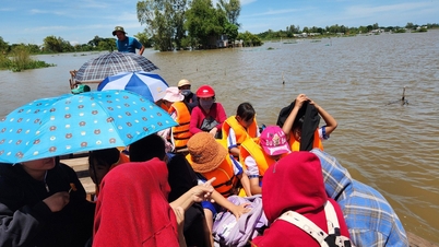 Routes inondées, les élèves de la zone frontalière d'An Giang sont emmenés à l'école en bateau