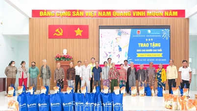 Công ty TNHH Komipo Vân Phong trao 170 suất quà cho người cao tuổi có hoàn cảnh khó khăn