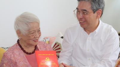 Líderes da Cidade de Ho Chi Minh visitam e prestam homenagem a artistas excepcionais