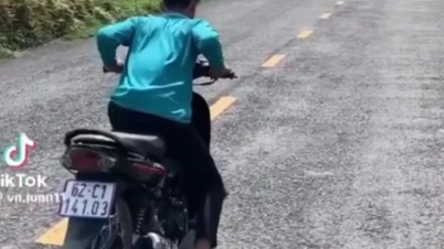 Rekord av 16-årig tonåring som kör motorcykel och postar på TikTok