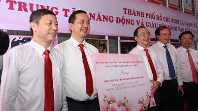 Don de l'espace « Arbre de la connaissance » et de 126 000 livres à l'Académie des fonctionnaires de Hô-Chi-Minh-Ville