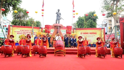قومی ہیرو Nguyen Trung Truc کی قربانی کی 157 ویں سالگرہ کی یاد میں بخور پیش کرنا