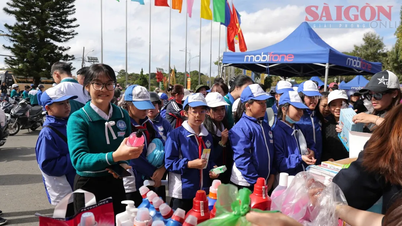 Lam Dong: Students exchange toxic waste for gifts