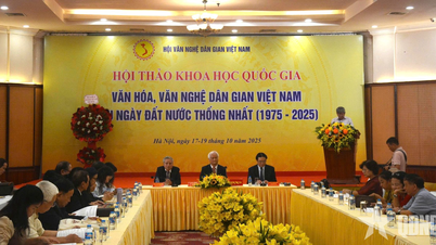 Gambar berwarna-warni seni rakyat Vietnam 50 tahun setelah penyatuan kembali negara tersebut