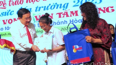 Surat Kabar Tuoi Tre memberikan beasiswa "Dukungan untuk Sekolah" kepada siswa baru dengan keadaan sulit