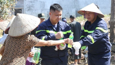 เจ้าหน้าที่และทหารตำรวจฮานอย 200 นาย ยังคงให้ความช่วยเหลือประชาชนในตำบลดาฟุกในการทำความสะอาดหลังเกิดน้ำท่วม