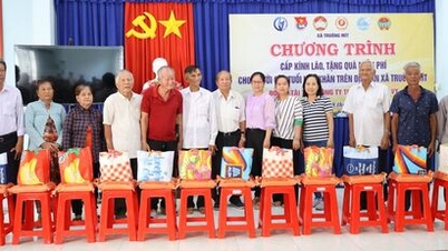 Truong Mit Commune: Δώρισε 100 ζευγάρια γυαλιά οράσεως και δώρα σε ηλικιωμένους που βρίσκονται σε δύσκολη θέση.