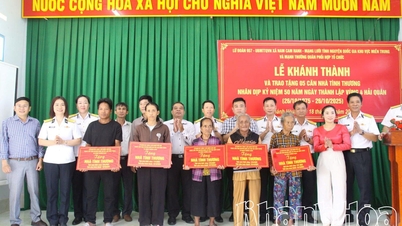Brigade 957 schenkte ethnischen Minderheiten in der Gemeinde Nam Cam Ranh fünf Wohltätigkeitshäuser.