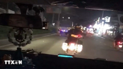 Poliția rutieră deschide calea pentru a duce la spital un pacient suspect de accident vascular cerebral.