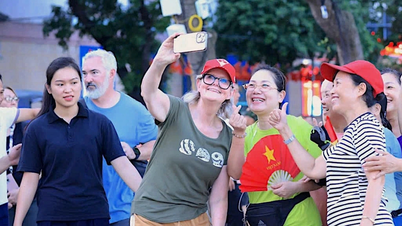 Female security guard tells the story of "taking" the Australian Governor General for a walk around Hoan Kiem Lake