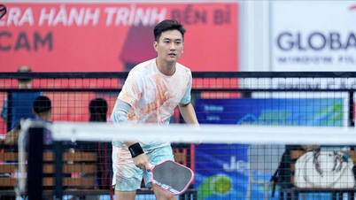 O ator Pham Anh Tuan e as estrelas no torneio JEEP Pickleball pelo jornal Tien Phong