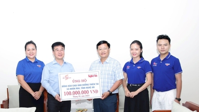 Kesatuan Belia Akhbar, Radio dan Televisyen Nghe An menghubungkan dan menyampaikan 100 juta VND sebagai sokongan kepada penduduk komune Nhon Mai.
