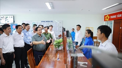 Premiér Pham Minh Chinh provádí inspekci centra veřejných administrativních služeb v Can Tho.