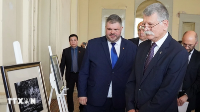 Presidente da Assembleia Nacional Húngara comparece à inauguração da exposição fotográfica sobre a Cidade de Ho Chi Minh