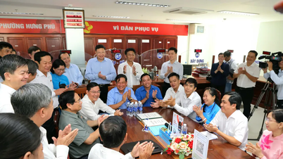 Prime Minister Pham Minh Chinh: Can Tho promotes building digital government and citizens