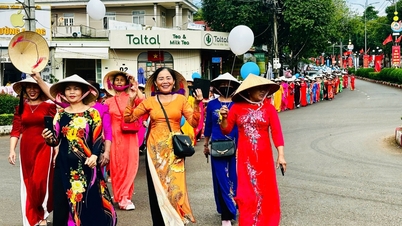 ແມ່​ຍິງ​ຕາ​ແສງ Ea Drang ປະ​ຕິ​ບັດ​ແລະ​ຂະ​ບວນ​ແຫ່​ຢູ່​ໃນ​ໂອ​ກາດ​