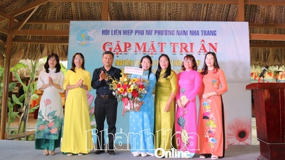 L'Union des femmes du quartier de Nam Nha Trang s'est réunie pour rendre hommage aux anciens dirigeants syndicaux