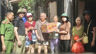 ថ្នាក់​ដឹក​នាំ​វួដ​តៃ​ម៉ូ​បាន​ចុះ​ពិនិត្យ​និង​បង្ហាញ​សម្ភារ​ចាំបាច់​ដល់​គ្រួសារ​ដែល​រង​គ្រោះ​ដោយ​ព្យុះ​លេខ​១០។