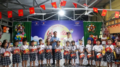 Giving 650 Mid-Autumn Festival gifts to students in An Ninh commune