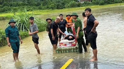 Support 190 million VND for teacher who had a traffic accident while helping people escape from flood