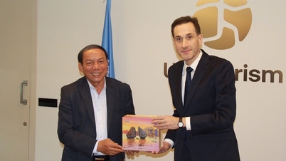 รัฐมนตรีเหงียน วัน หุ่ง เยี่ยมชมและทำงานที่องค์การการท่องเที่ยวแห่งสหประชาชาติ