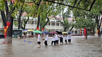 ឪពុកម្តាយខំចិញ្ចឹមកូនក្នុងភ្លៀងធ្លាក់៖ 'តើមន្ទីរអប់រំ និងបណ្តុះបណ្តាលហាណូយ ត្រូវការប្រតិកម្មលឿន និងច្បាស់លាស់ទេ?'