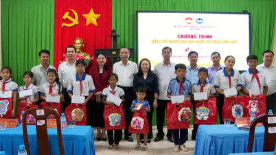 Provincial leaders present Mid-Autumn gifts to children in Tuyen Binh commune, Khanh Hung