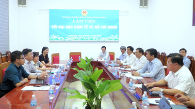 Standing Vice Chairman of the Provincial People's Committee Nguyen Long Bien worked with Ho Chi Minh City University of Economics
