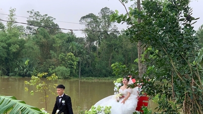 ពិធី​រៀប​ការ​ដ៏​ប្លែក​ពី​ទឹក​ជំនន់​របស់​គូស្នេហ៍​វ័យ​ក្មេង​មួយ​គូ​នៅ​ Bich Hao