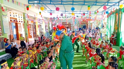 เจ้าหน้าที่ชายแดนแสดงการเชิดสิงโตและมอบของขวัญเทศกาลไหว้พระจันทร์ให้เด็กๆ ที่ชายแดนจังหวัดตาก