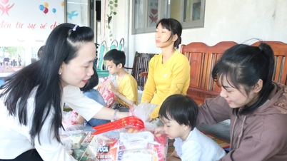 Visit and give Mid-Autumn gifts to disabled children