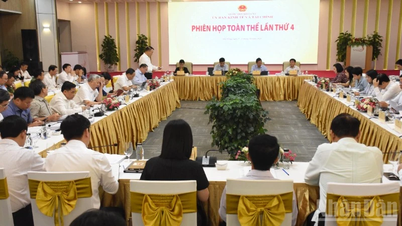 国会経済財政委員会の全体会議の開会