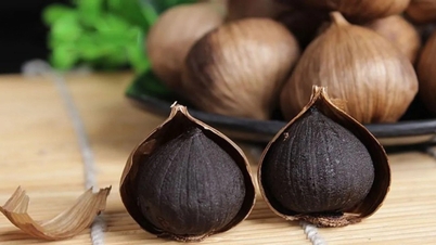 Schwarzer Knoblauch von Ly Son ist teuer, zieht aber dennoch Käufer an